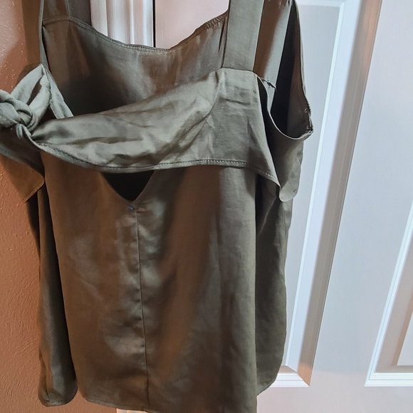 Banana Republic  Olive Green Bow Tie  Back Top - Picture 10 of 15